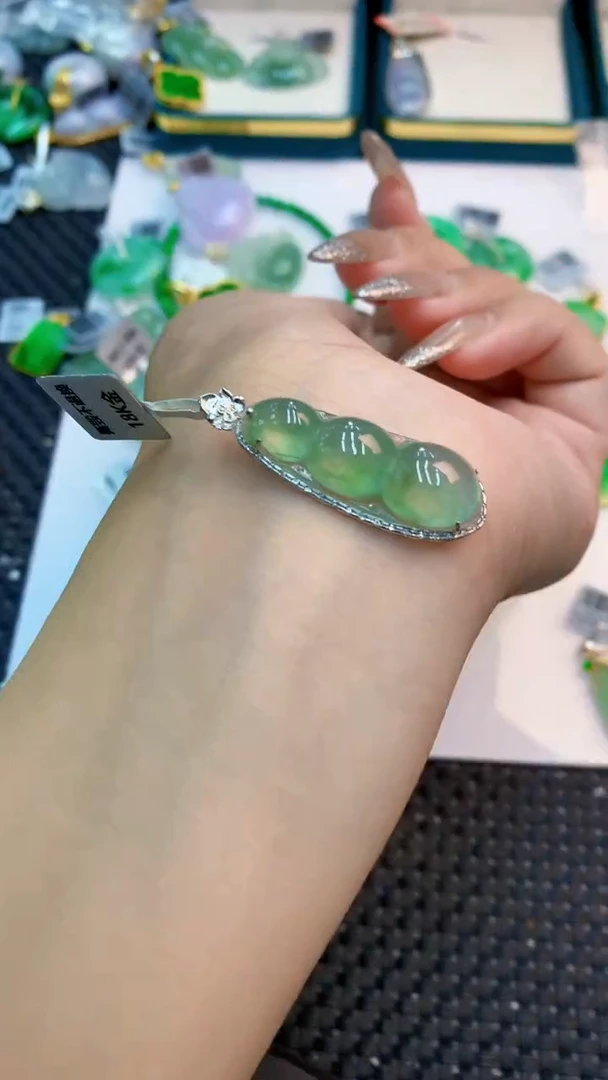 颈饰18K金镶嵌翡翠1