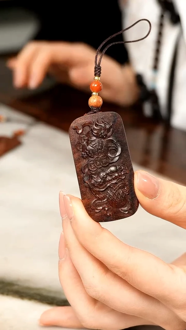 【闪购商品】黄花梨/降香黄檀海黄狮滚绣球挂坠