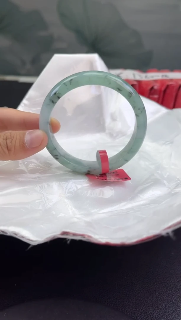 翡翠手镯未镶嵌翡翠手镯