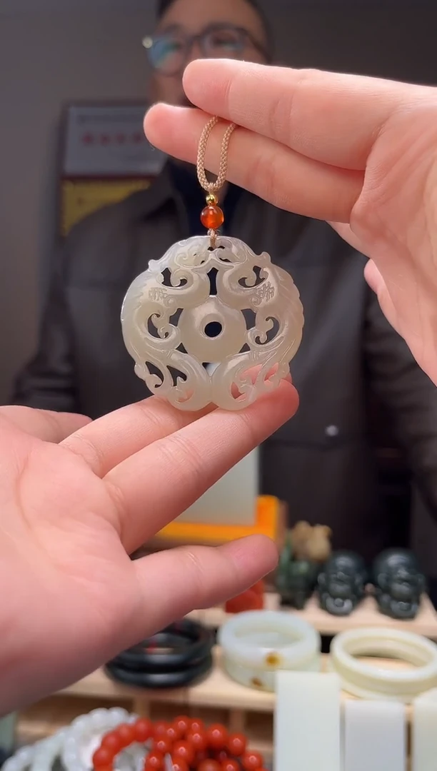 颈饰未镶嵌和田玉吊坠