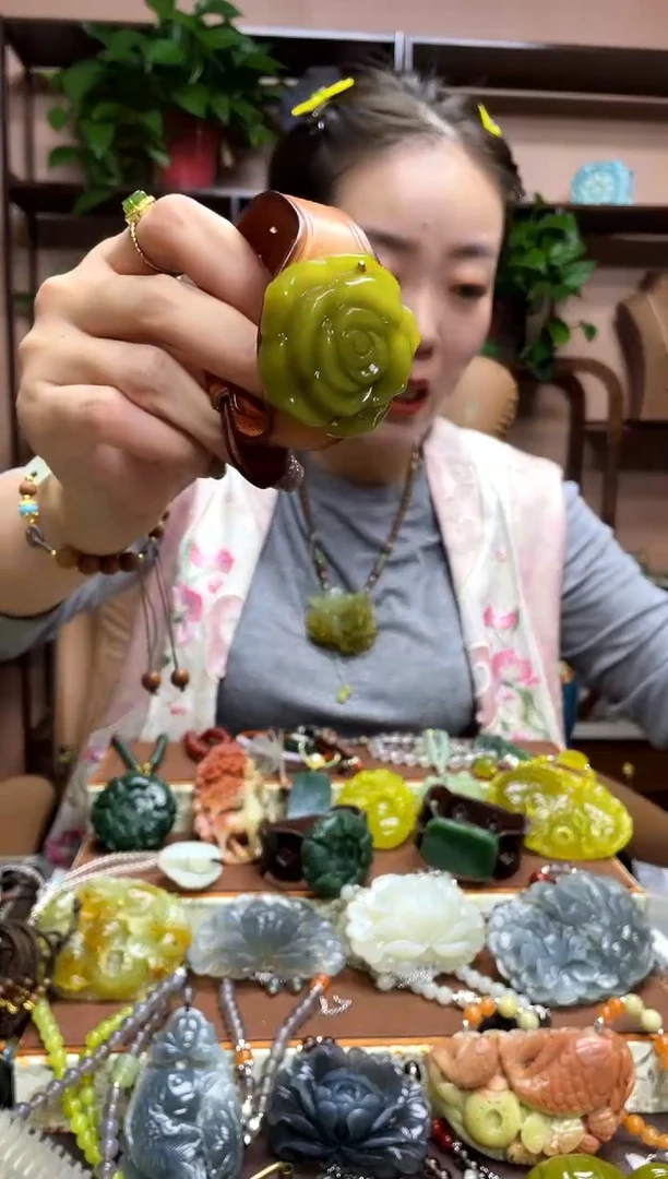 未镶嵌岫玉颈饰多样性发货发其中之一
