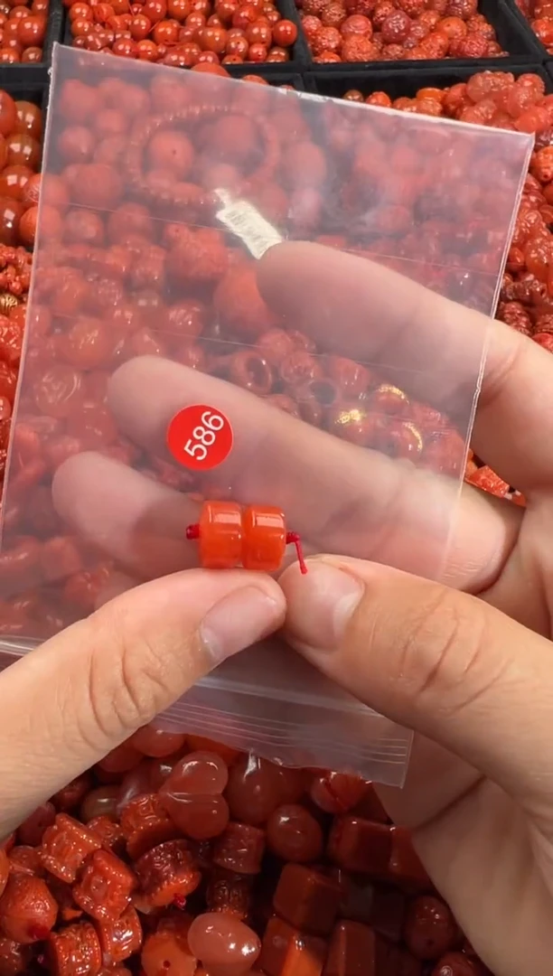 南红玛瑙未镶嵌颈饰1