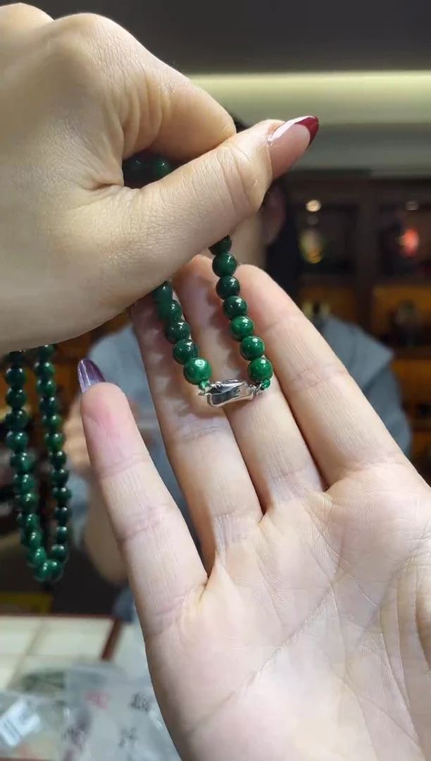 颈饰未镶嵌翡翠（多样性发一件）