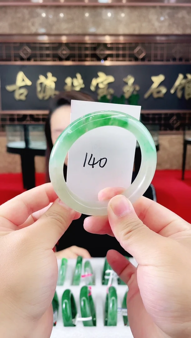 未镶嵌手镯石英质玉（非洲翠）微瑕一经发货运费不退介意勿拍