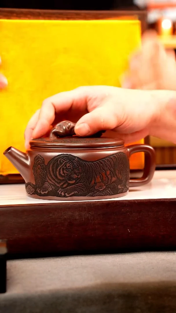 茶壶紫砂石红 虎钮汉瓦 卧虎藏龙