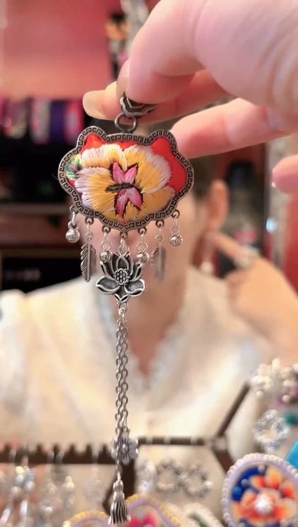 织绣云织谣民族风精美饰品  459