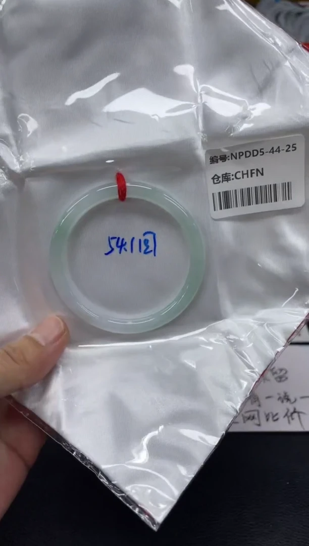 翡翠手镯未镶嵌翡翠手镯