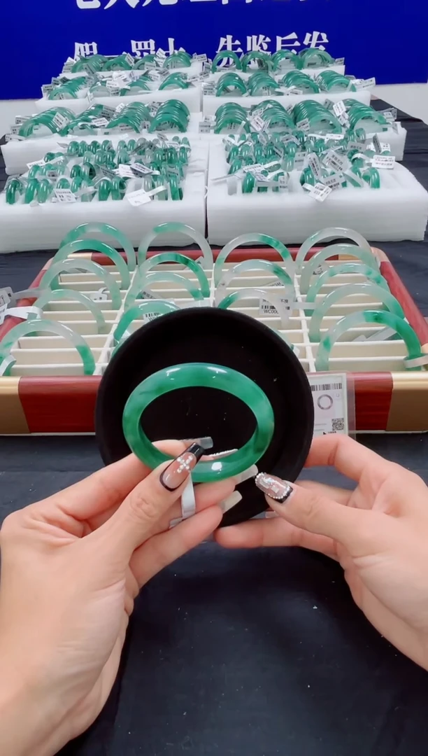 未镶嵌手镯石英质玉（非洲翠）圈口56