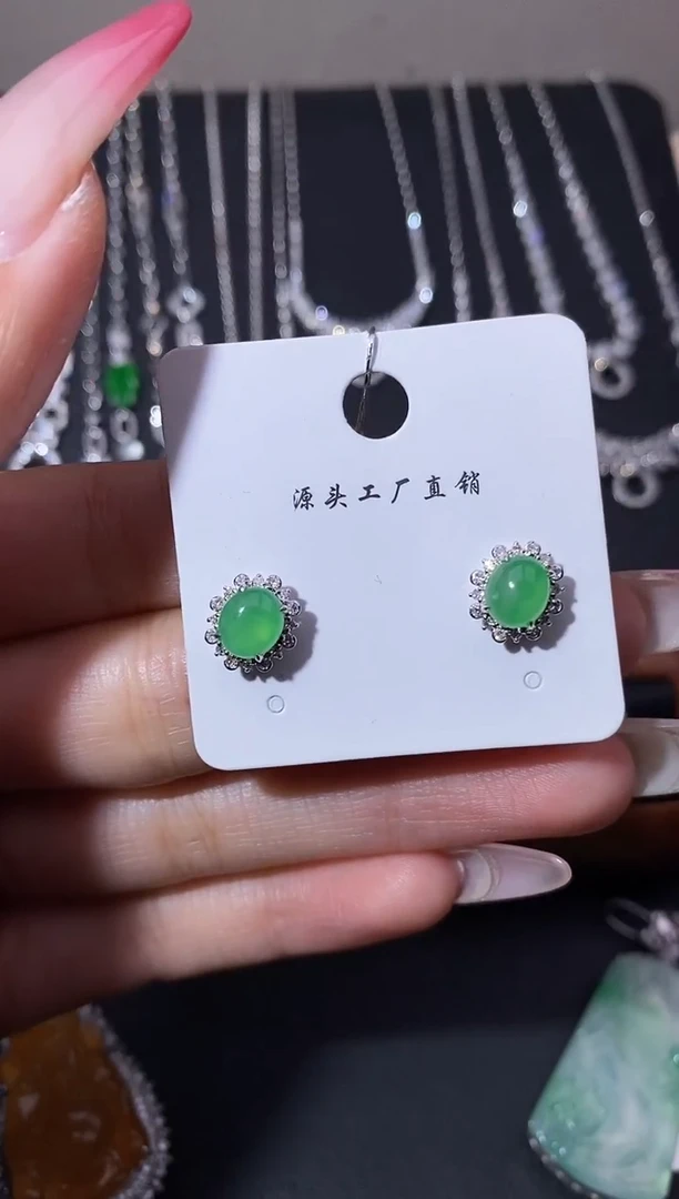 颈饰18K金镶嵌翡翠是