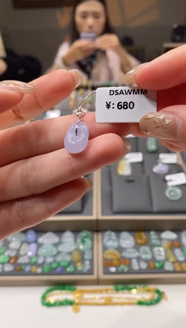 颈饰18K金镶嵌翡翠方扣