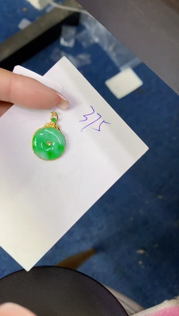 翡翠18K金镶嵌颈饰缅甸天然翡翠A货