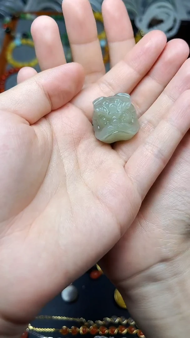 颈饰未镶嵌和田玉醒狮 06