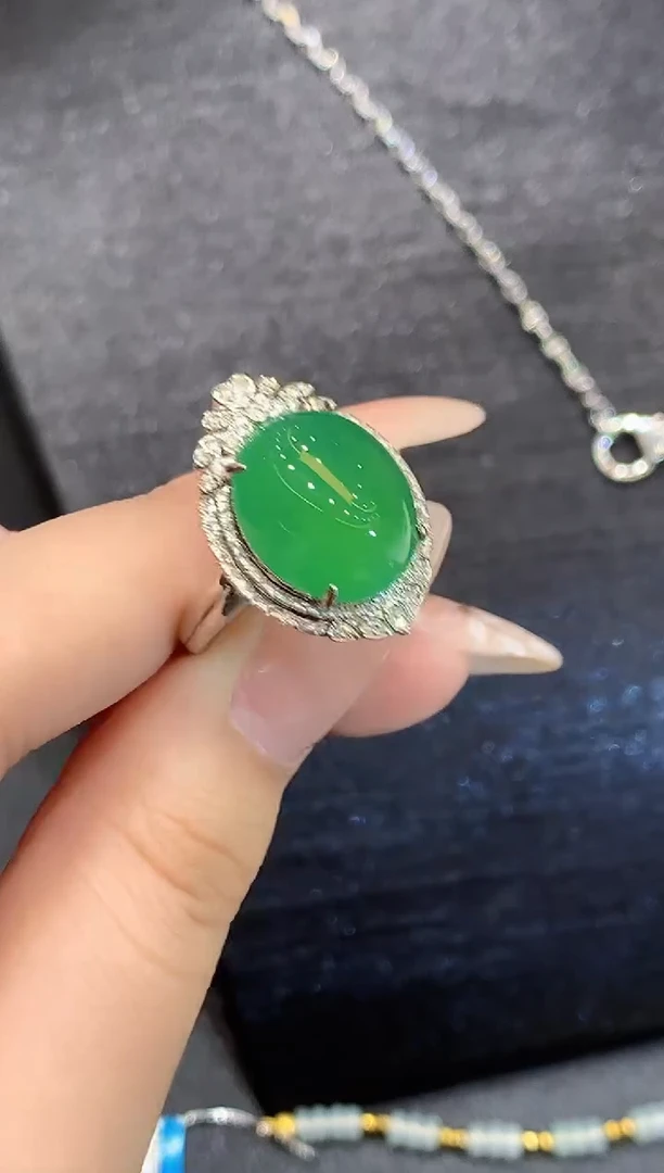 18K金镶嵌戒指翡翠多样性发其一