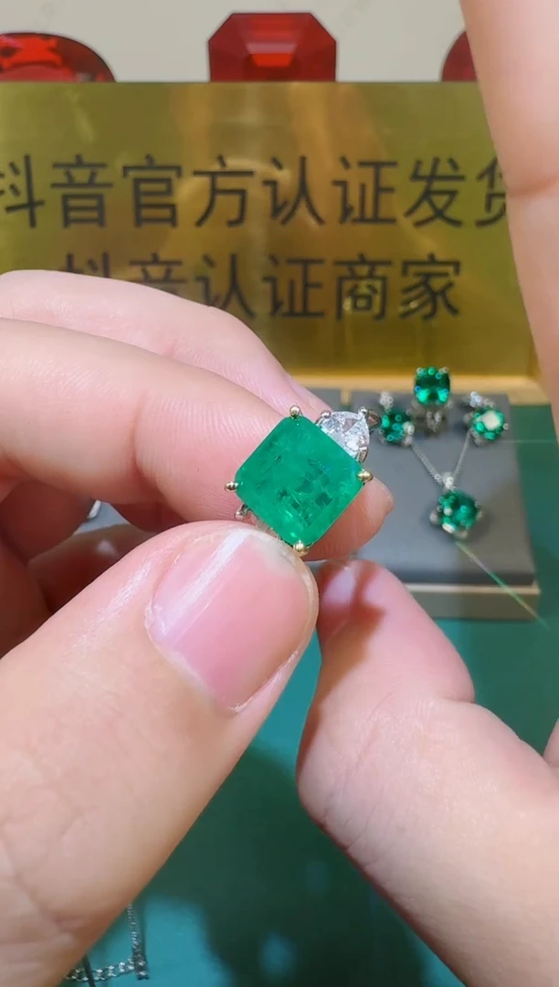 18K金镶嵌戒指祖母绿1