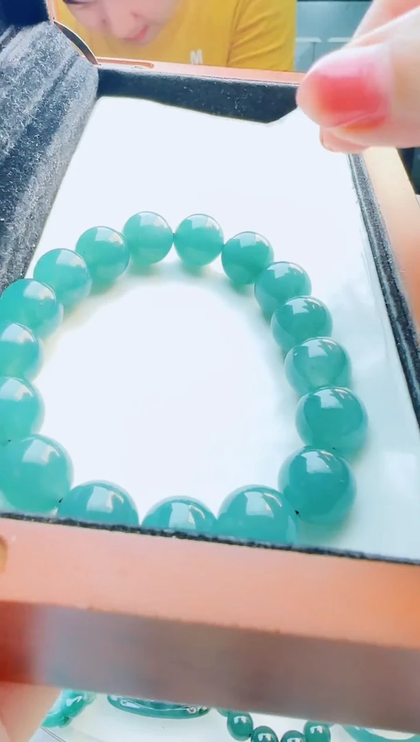 翡翠未镶嵌颈饰多样性发货其中一件