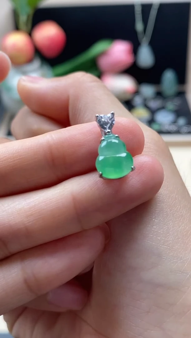 翡翠银S925镶嵌颈饰翡翠果绿葫芦吊坠