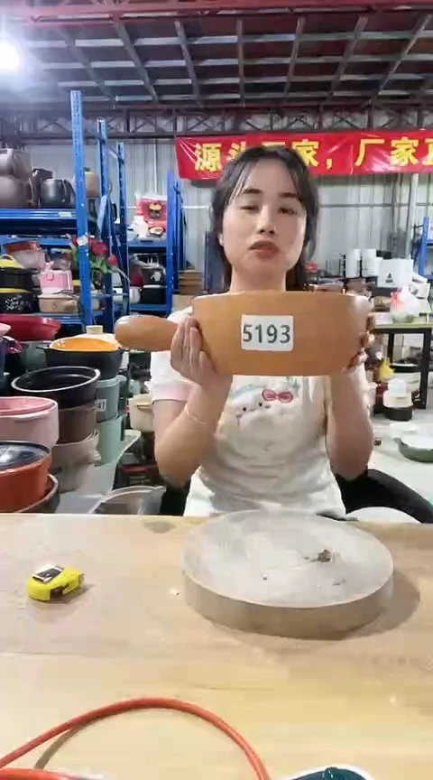 5193瑕疵咖色手把锅不带盖不圆