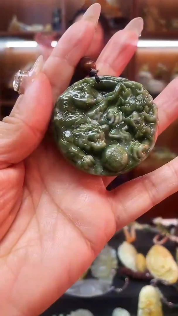 未镶嵌蛇纹石玉吊坠