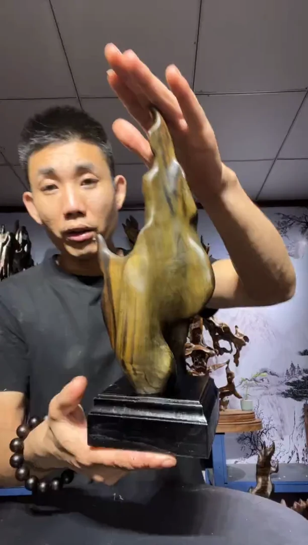 金丝楠木雕款坚****鹰金丝楠木工艺品摆件