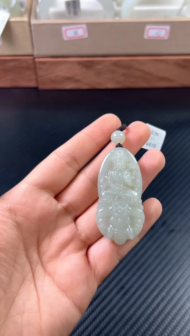 吊坠(赠链)未镶嵌和田玉且末微色差近矿