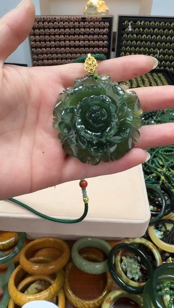未镶嵌岫玉颈饰啤酒瓶底牡丹花