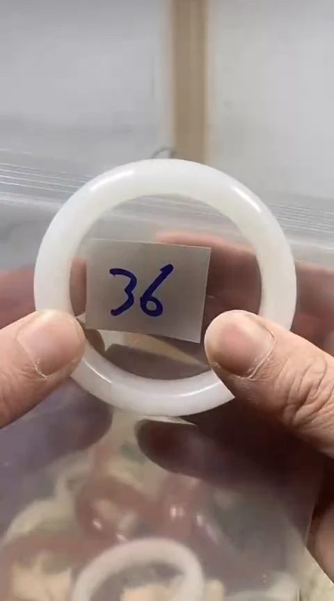 【闪购商品】石英质玉手镯未镶嵌56