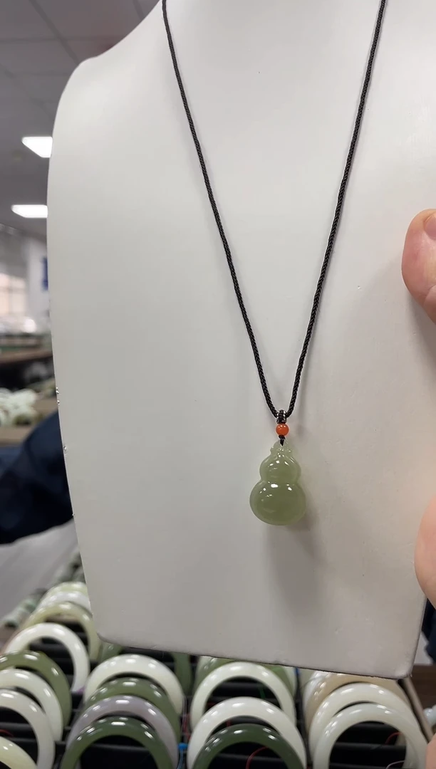 和田玉未镶嵌颈饰翠色如意葫芦吊坠一件