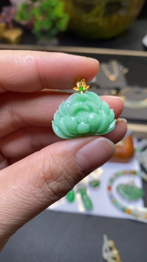 颈饰18K金镶嵌翡翠38101