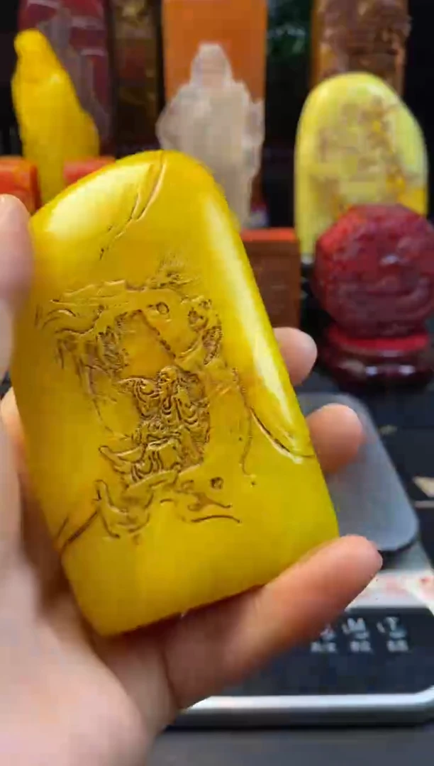 寿山石印石鸡油黄薄意雕随形（富昌）