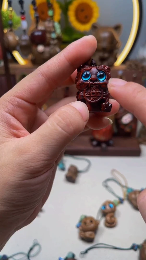 檀香木紫檀吞金兽挂件