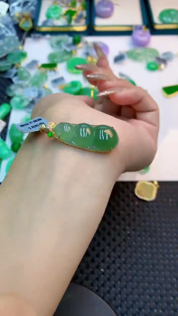 颈饰18K金镶嵌翡翠1