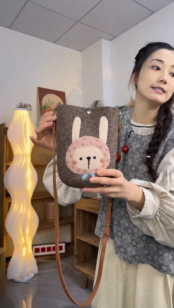 羊毛非遗纯手工包  手机包兔子