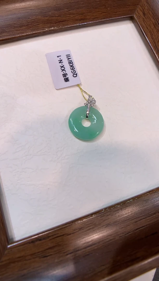 颈饰18K金镶嵌翡翠甜甜圈