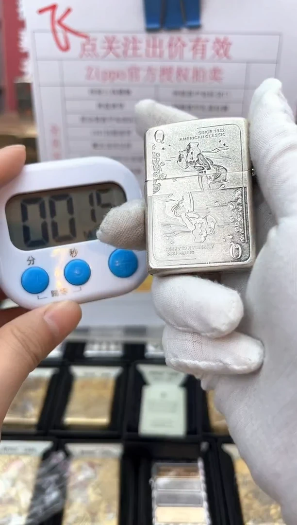 铜古银盔甲风中女郎