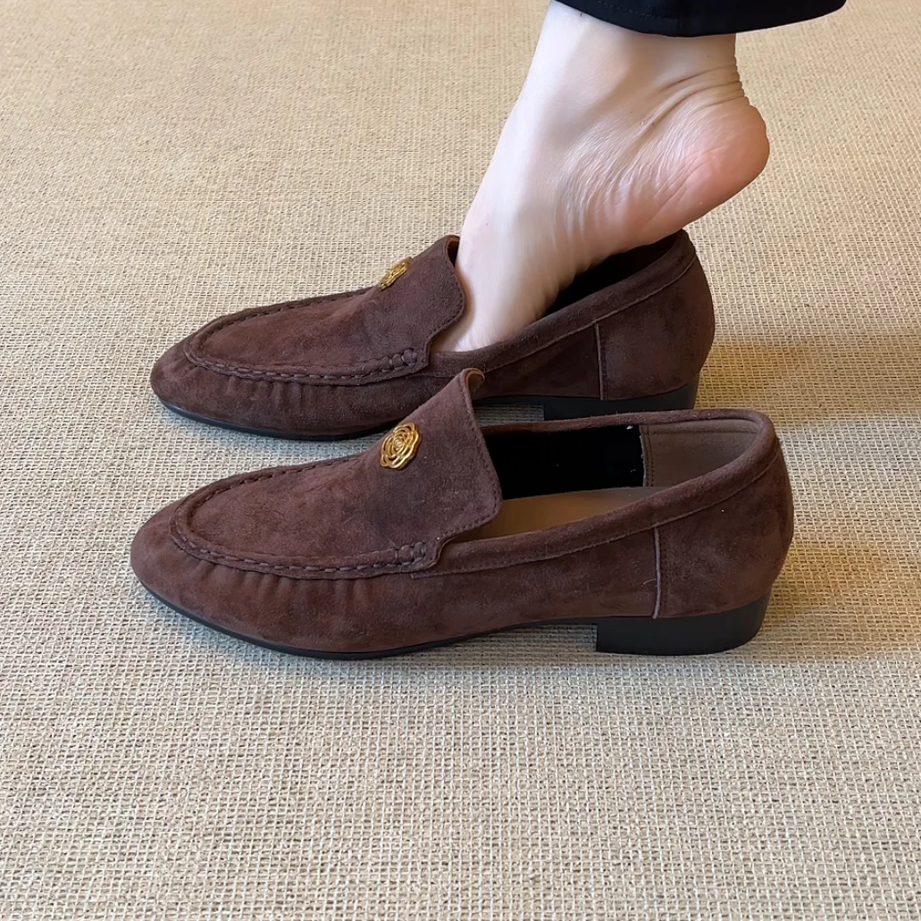 RubyL/2.5cm简约复古绒面圆头山茶花深口一脚蹬纯色粗跟乐福鞋