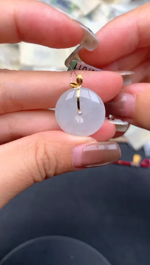 18K金镶嵌挂件翡翠一