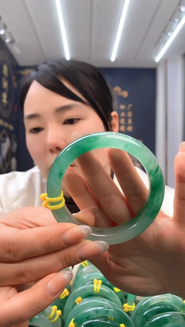 【闪购商品】石英质玉手镯未镶嵌18