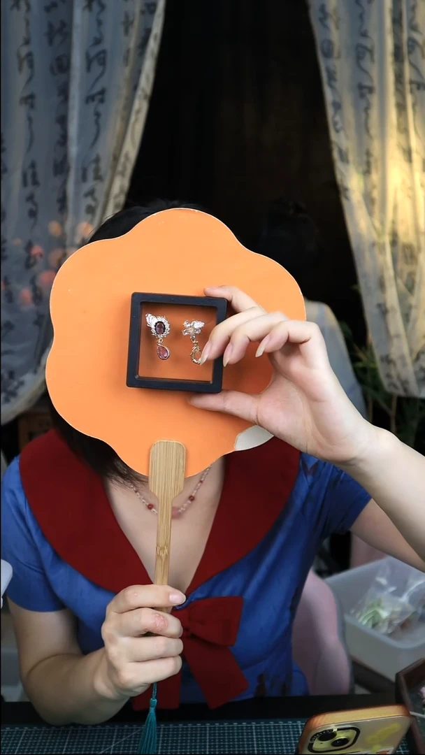 铜紫色白色眉心坠