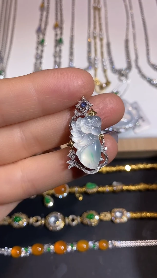 颈饰18K金镶嵌翡翠吊坠