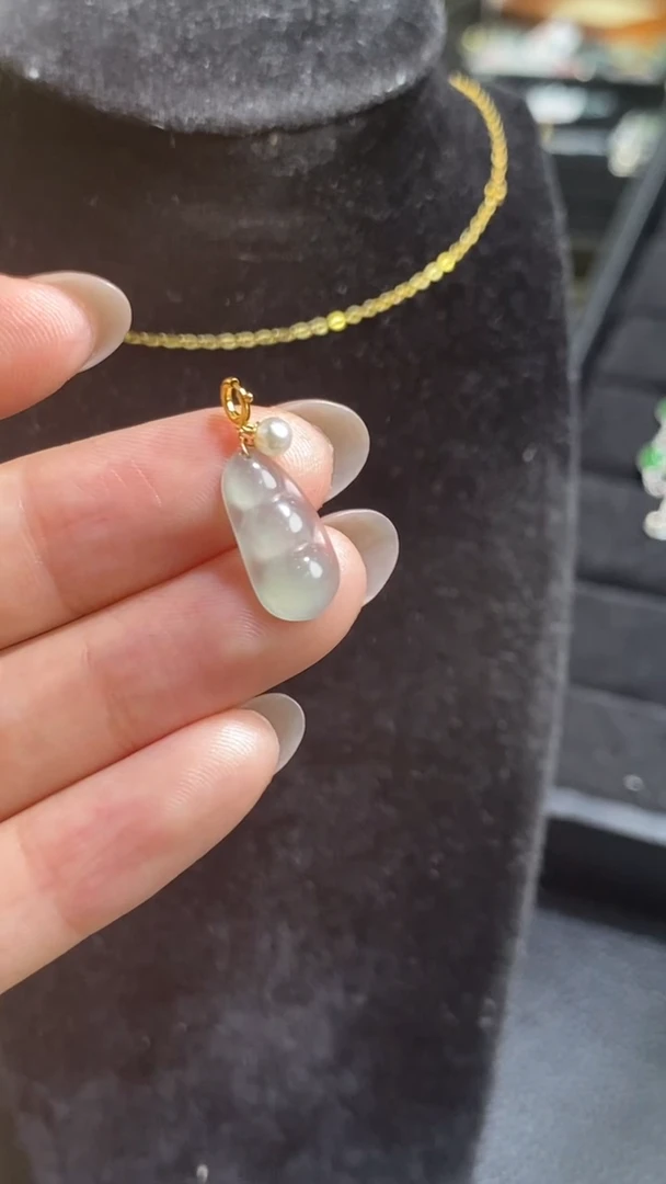 翡翠18K金镶嵌颈饰吊坠