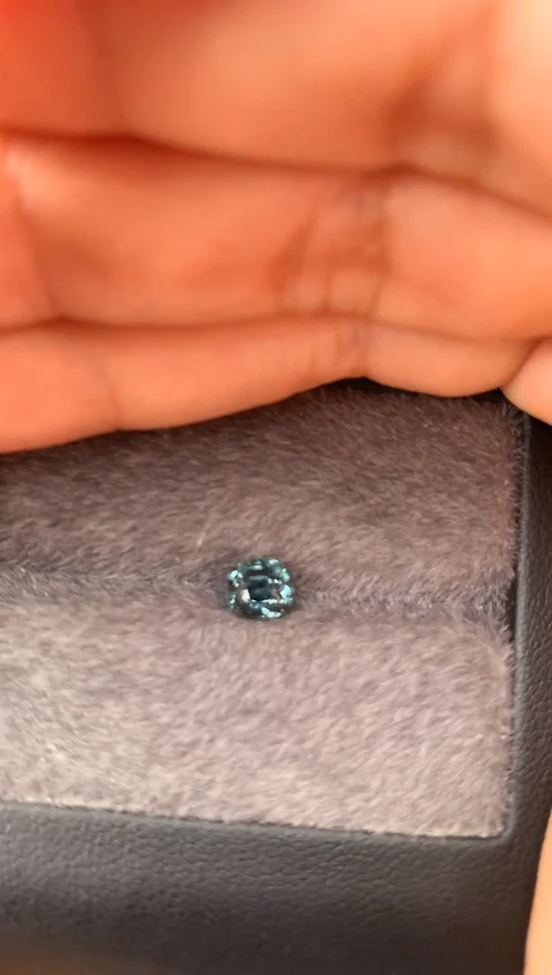 未镶嵌裸石定制尖晶石枕型 孔雀色调 1.01ct