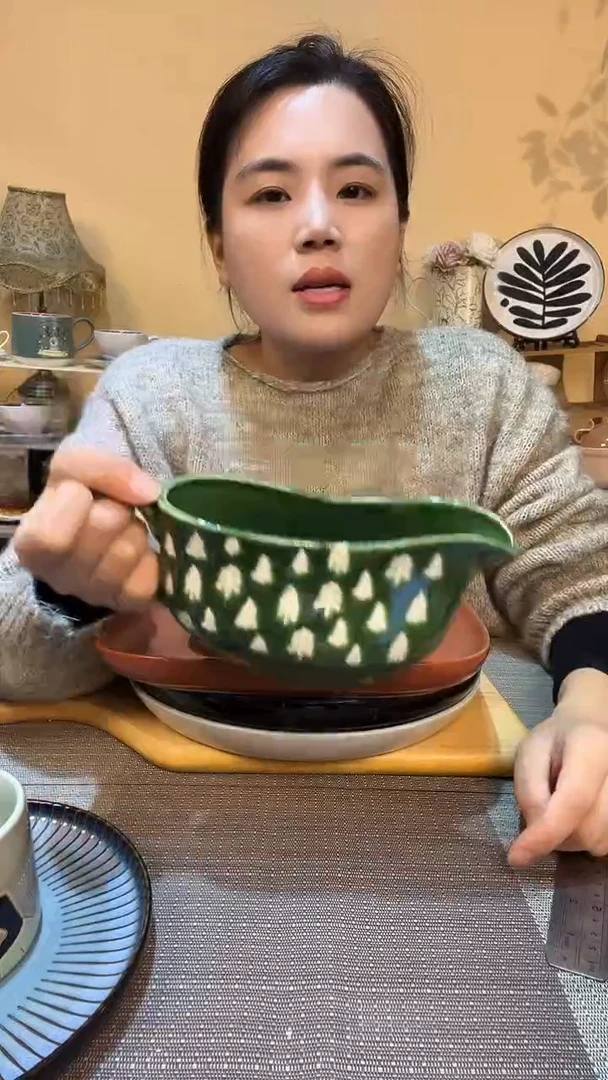 瓷片浮雕奶壶  介意勿拍
