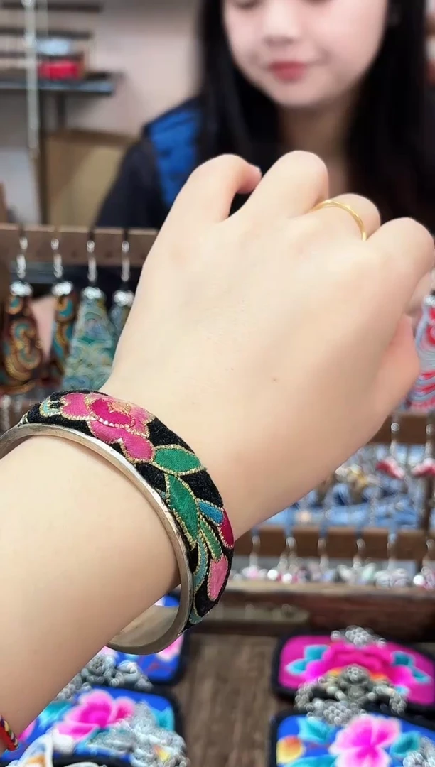 织绣民族风非遗老绣饰品627