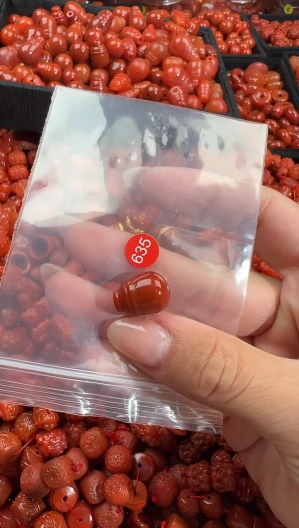 南红玛瑙未镶嵌颈饰1