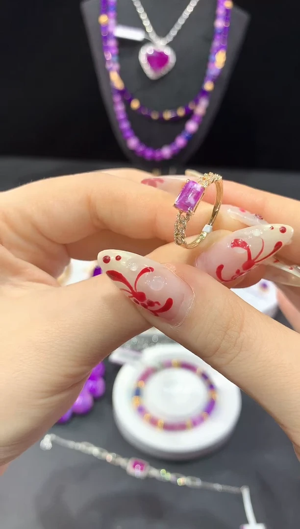 18K金镶嵌苏纪石（舒俱来）.戒指