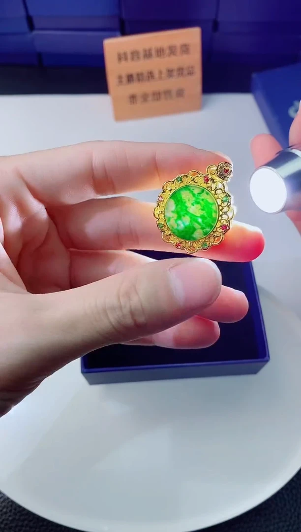 颈饰未镶嵌翡翠`