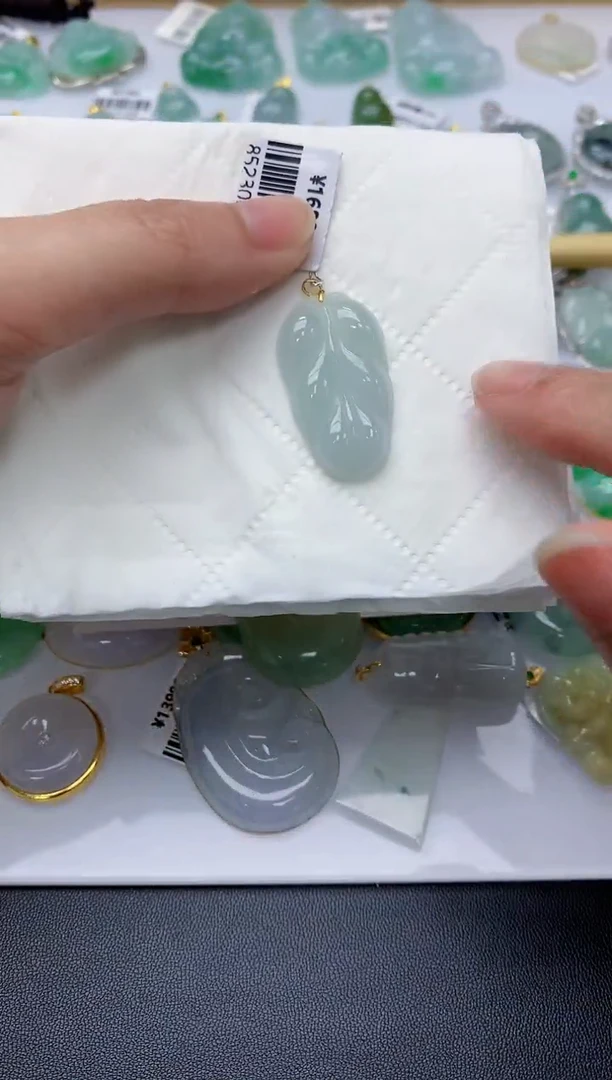 颈饰18K金镶嵌翡翠天然A货