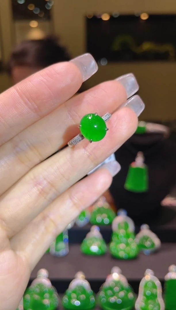 【闪购商品】翡翠吊坠(不含链)18K金镶嵌A61