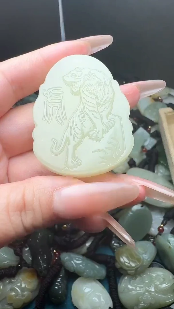 和田玉未镶嵌颈饰虎