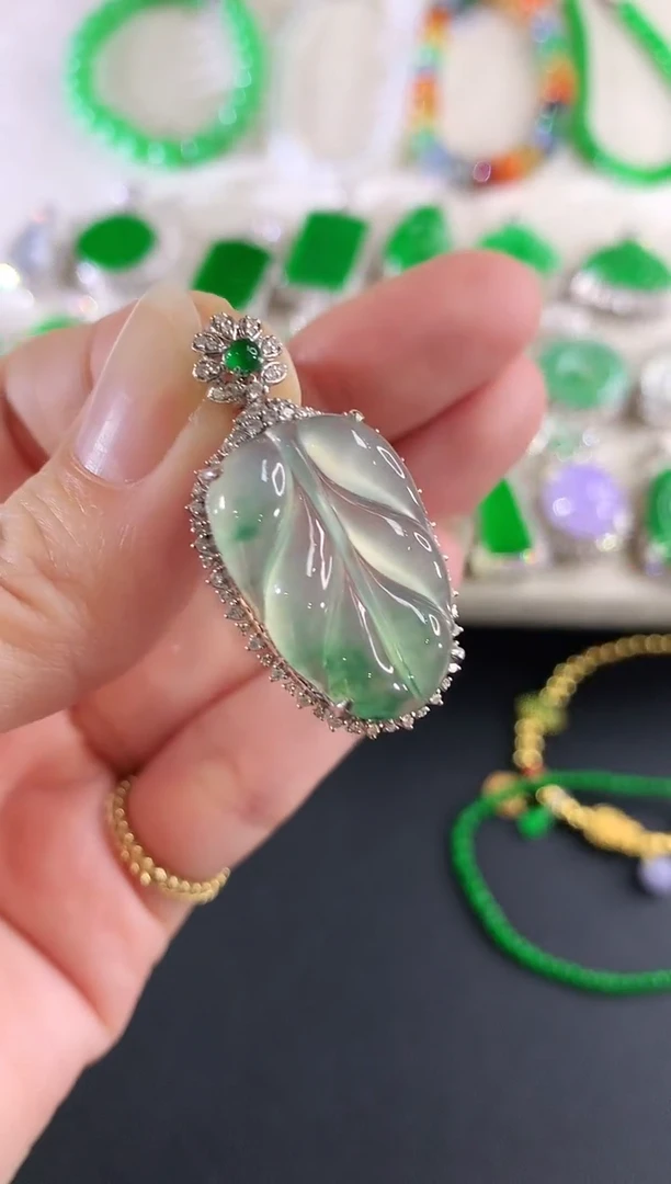 吊坠(不含链)18K金镶嵌翡翠68|